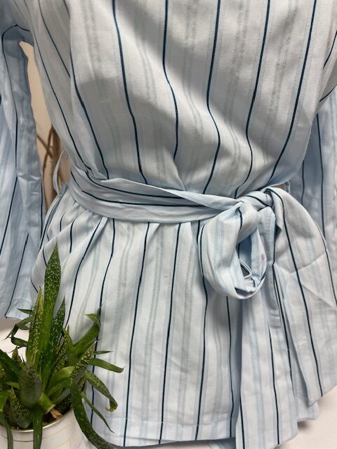Blouse à rayures avec ceinture – Image 2