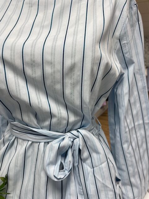 Blouse à rayures avec ceinture – Image 3