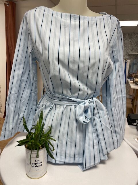 Blouse à rayures avec ceinture