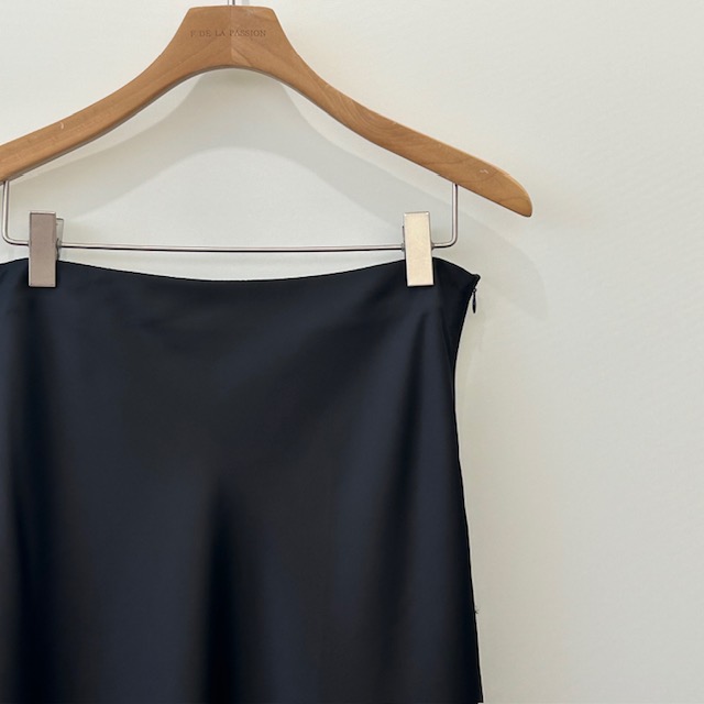 Jupe midi taille haute effet satin – Image 2