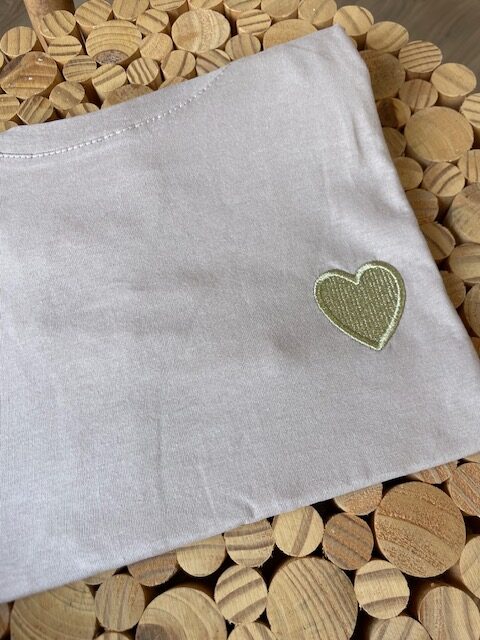 Tee-shirt beige avec col rond et coeur doré – Image 2
