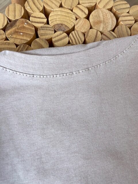 Tee-shirt beige avec col rond et coeur doré – Image 3