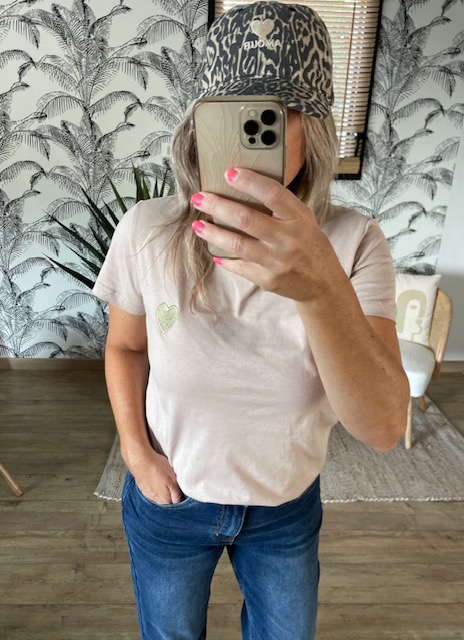 Tee-shirt beige avec col rond et coeur doré