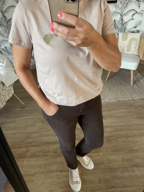 Tee-shirt beige avec col rond et coeur doré – Image 4