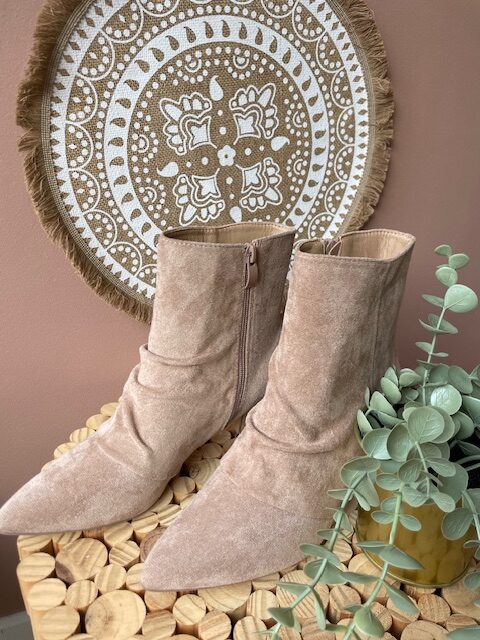 Bottines petit talon en suédine bout pointu