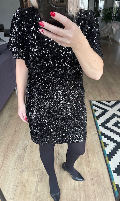 Robe courte à sequins et col rond