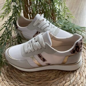 Baskets blanches avec détails léopard et doré