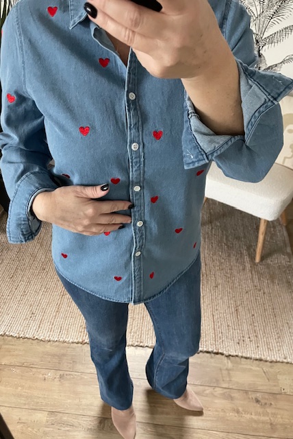 Chemise en jean coeurs brodés