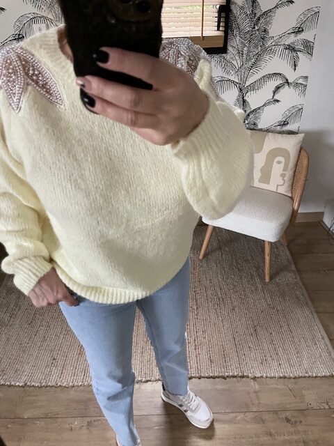 Pull doux avec détails perlés – Image 4