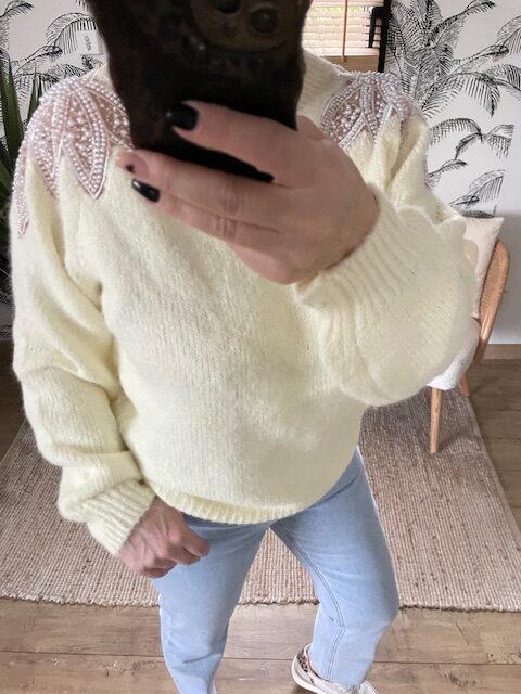 Pull doux avec détails perlés