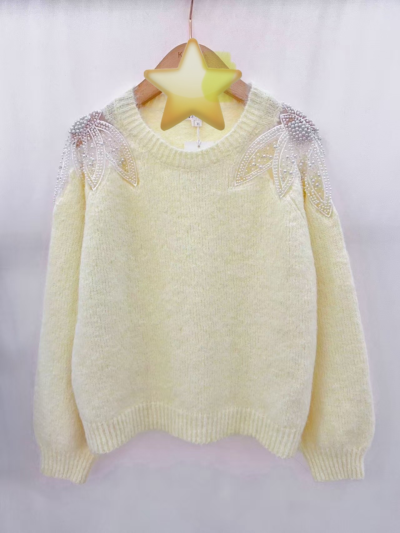Pull doux avec détails perlés – Image 2