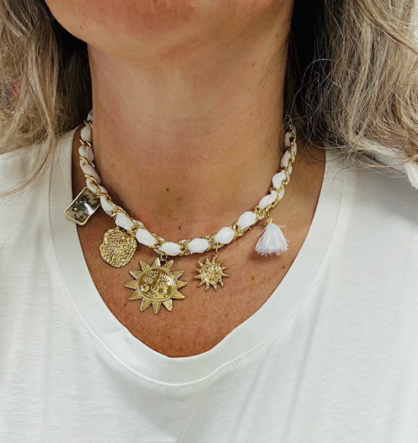 Collier à charms dorés