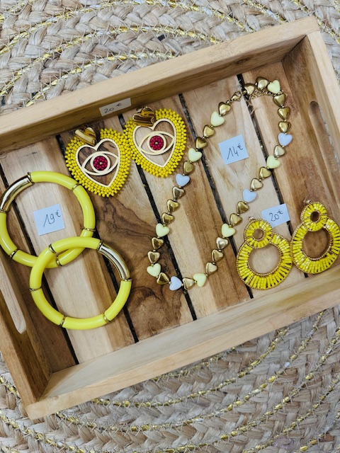 Boucles d'oreilles en forme de coeur et perles jaunes – Image 2