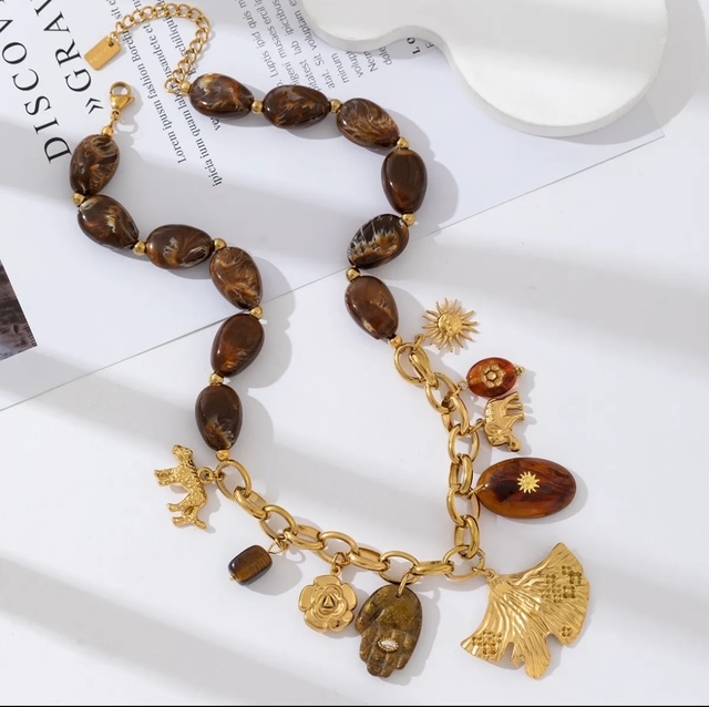 Collier perles marron et pendentifs dorés