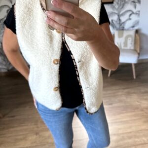 Gilet sans manches moumoute avec détails léopard