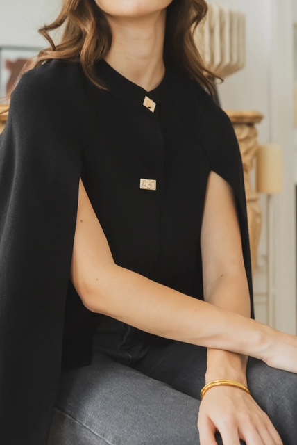 Cape noire femme à boutons dorés – Image 3