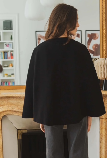 Cape noire femme à boutons dorés – Image 2