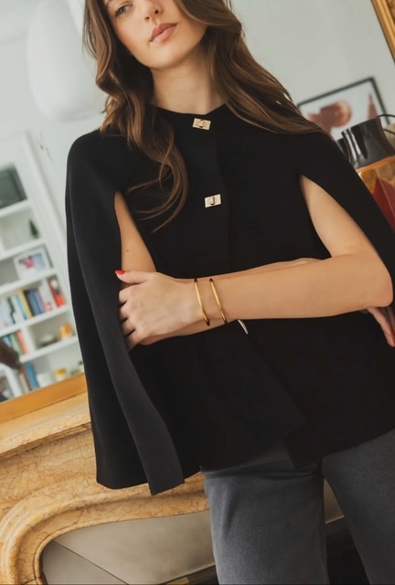 Cape noire femme à boutons dorés