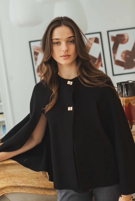 Cape noire femme à boutons dorés – Image 4