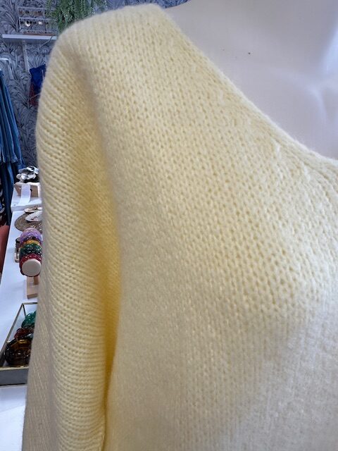 Pull jaune femme col v – Image 3