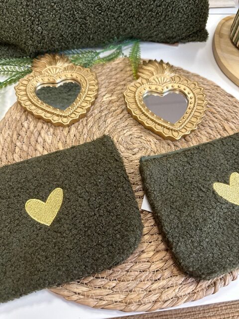 Pochette moumoute kaki avec coeur doré – Image 3