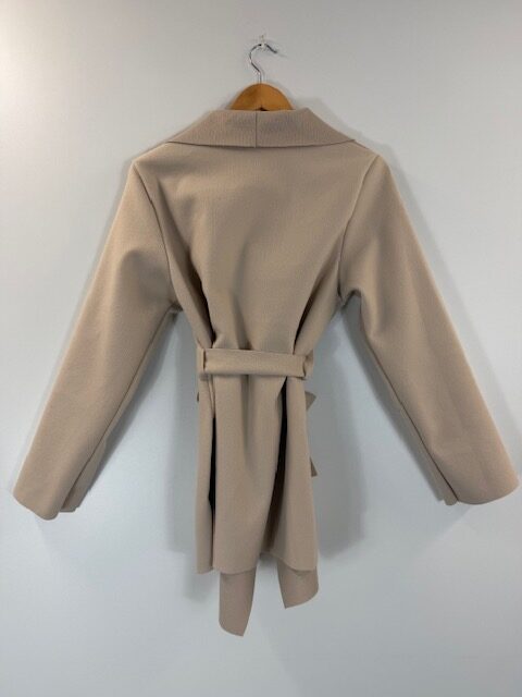 Veste courte beige ceinturée – Image 2